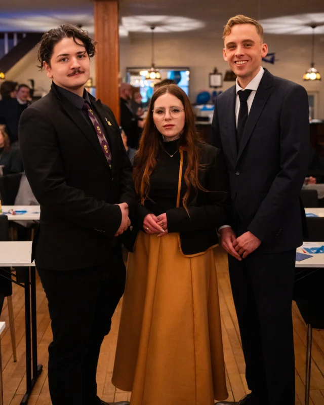 Gründung des Landesverbandes Niedersachsen der „Generation Deutschland“! 🇩🇪

Am vergangenen Samstag wurde ein entscheidender Meilenstein für unsere Nachwuchsarbeit gesetzt:
Der Landesverband Niedersachsen der Generation Deutschland hat sich offiziell konstituiert.

Mehrere junge Mitglieder unseres Kreisverbandes Nienburg-Schaumburg waren aktiv an diesem Prozess beteiligt.

Statement unseres Kreisvorsitzenden Jonas Kallendorf:
„Als langjähriger Wegbegleiter der AfD-Jugendarbeit in Niedersachsen habe ich viele Entwicklungen miterlebt, doch die Gründung der "Generation Deutschland" markiert eine neue Ära. Es war ein voller Erfolg! Wir sehen hier eine neue Stufe der organisatorischen Entwicklung: Eine niedersächsische AfD-Jugend, die zahlreicher und geschlossener auftritt als je zuvor. Die hochprofessionelle Umsetzung des Gründungskongresses unterstreicht unseren Anspruch als gestaltende Kraft. Wir sind für die kommenden politischen Auseinandersetzungen bestens aufgestellt. Jedem einzelnen Mitglied des gewählten Vorstands gilt mein vollstes Vertrauen!“
Besonders erfolgreich verlief der Tag auch für unseren Kreisverband:

Mehrere unserer Vertreter wurden zu Bundesdelegierten gewählt und werden die Interessen der niedersächsischen Jugend künftig auf Bundesebene vertreten.

Wir wünschen dem neu gewählten Vorstand maximalen Tatendrang und viel Erfolg bei den kommenden Aufgaben. 💙

Eines ist sicher: Der Kreisverband Nienburg-Schaumburg steht fest an eurer Seite – egal, wie stark der Gegenwind auch sein mag!

Gemeinsam für die Zukunft unserer Heimat!
#AfD #Niedersachsen #Nienburg #Schaumburg #GenerationDeutschland